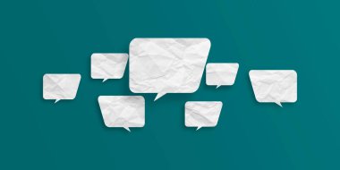 Beyaz konuşma balonu buruşmuş kağıt yeşil arka planda izole