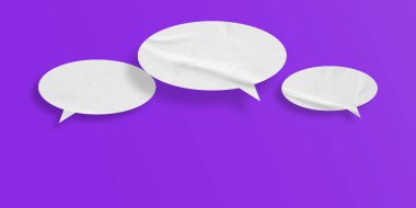 Beyaz konuşma balonu buruşmuş kağıt mor arkaplanda izole edilmiş.