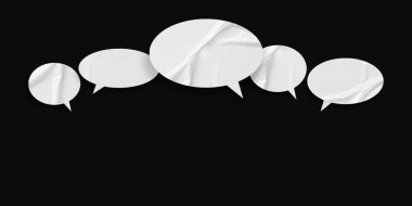 Siyah arkaplanda izole edilmiş beyaz buruşuk konuşma baloncukları.