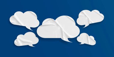 Beyaz konuşma balonu buruşmuş kağıt mavi arkaplanda izole edilmiş