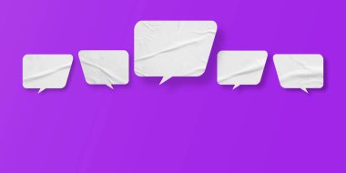 Beyaz konuşma balonu buruşmuş kağıt mor arkaplanda izole edilmiş.