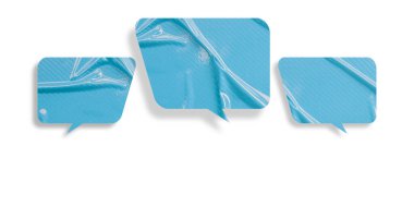 Açık mavi konuşma balonu buruşmuş kağıt beyaz arkaplanda izole edilmiş