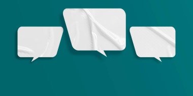 Beyaz konuşma balonu buruşmuş kağıt yeşil arka planda izole