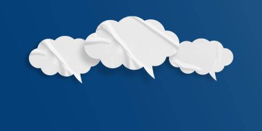 Beyaz konuşma balonu buruşmuş kağıt mavi arkaplanda izole edilmiş