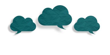 Yeşil konuşma balonu buruşmuş kağıt beyaz arkaplanda izole