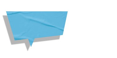 Açık mavi konuşma balonu buruşmuş kağıt beyaz arkaplanda izole edilmiş