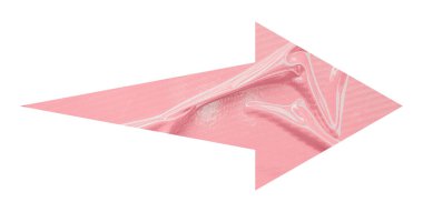 Pembe buruşmuş kağıt ok beyaz arkaplanda izole edilmiş.