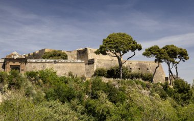 Baia (Napoli) - 28 Nisan 2024. Procida, Ischia ve Cuma 'ya kadar Pozzuoli Körfezi' nin tamamına hakim olan Aragonese Kalesi konumu, bölgenin kontrolünü sağladı, düşman filolarının yaklaşmasını ve birliklerin inmesini engelledi.