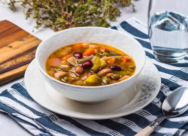Taze sebzelerle dolup taşan renkli ve besleyici pirinç salatası, havuç suyuyla birlikte sağlıklı bir yemek seçimi için lezzetli bir vejetaryen ve vejetaryen seçeneği sunuyor.