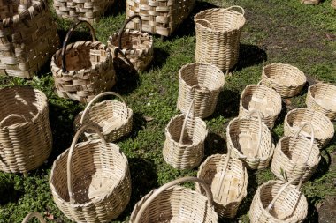 Pazarda satılık el yapımı hasır sepetlerin sergilenmesi