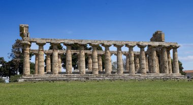 Paestum (Salerno), İtalya. 10 Mayıs 2024 - Athena Tapınağı Paestum Arkeoloji Parkı 'ndaki Magna Graecia' nın bir Yunan tapınağıdır.