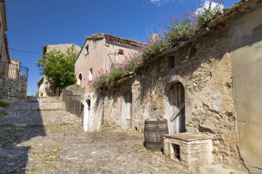 Calitri 1980 yılında yıkıcı bir deprem yaşadı ve kısmen yeniden inşa edildi. Eski Şehrin Görüntü