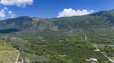 Avella kırsalının Avellino vilayetindeki hava manzarası ve arka planda Partenio Dağı