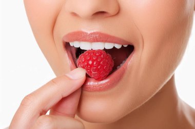 Taze ahududu yiyen bir kadın. Ağzını kapat.