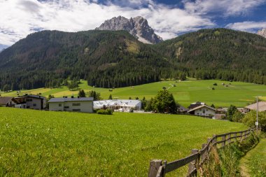 Güney Tyrol, İtalya 'da Sesto (Sexten) Dolomitlerinin hava görüntüsü