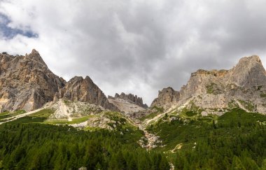 Lagazuoi, Venedik Bölgesi 'nde Cortina d' Ampezzo yakınlarında Dolomites 'de bir dağdır. Dağ, Ampezzo Dolomites Doğal Parkı 'nın bir parçasıdır.