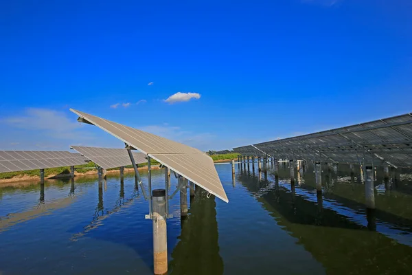 Suyun Üzerindeki Güneş Panelleri Enerji Tasarrufu — Stok fotoğraf