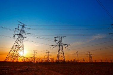 Yüksek voltajlı elektrik kulesi hattı