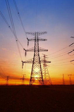 Gün batımında elektrik enerjisi akımı 