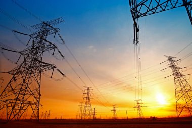 Gün batımında elektrik enerjisi akımı 