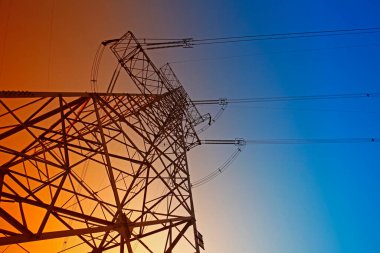 Gün batımında elektrik enerjisi akımı 