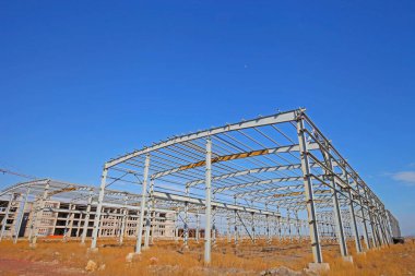 İnşaat alanında, çelik yapı yapım aşamasında.
