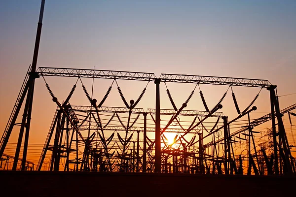 日没時の電線エネルギー — ストック写真