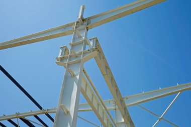 İnşaat alanında, çelik yapı yapım aşamasında