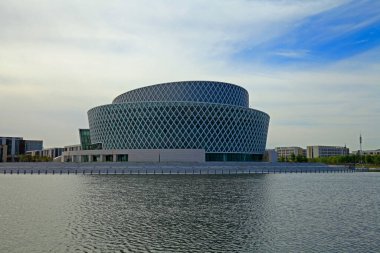 Suyun kenarında modern mimari, Sydney opera binası.