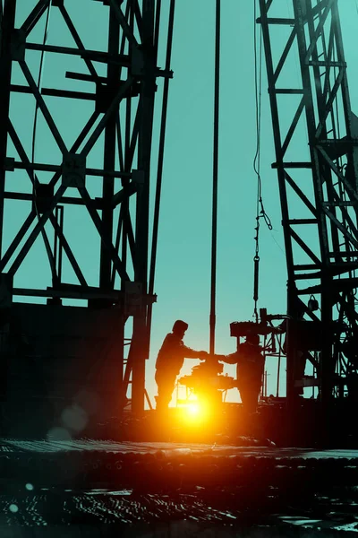 钻探作业 石油工人正在工作 — 图库照片