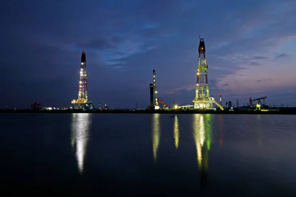 晚上的石油钻井平台 — 图库照片