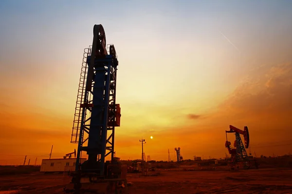 Время Заката Нефтяного Насоса Оборудования Нефтяной Промышленности — стоковое фото