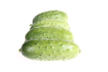 Beyaz bir sırt grubunda taze salatalık izolasyonu