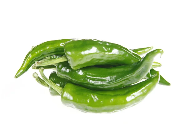白色背景的新鲜绿色辣椒 — 图库照片