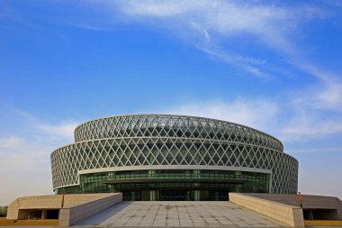 Modern ticari binalar Arkadaki mavi gökyüzü beyaz bulutlar