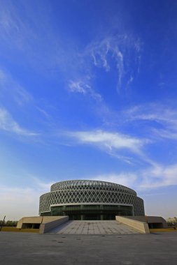 Modern ticari binalar Arkadaki mavi gökyüzü beyaz bulutlar