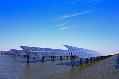 Su üzerindeki güneş panelleri