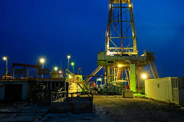 严格的石油钻探工业设备 — 图库照片