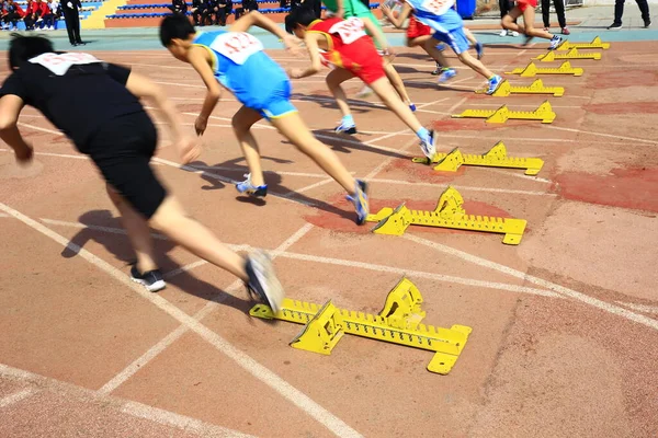 Das Sporttreffen Die Athleten Begannen Mit Dem Sprintrennen — Stockfoto