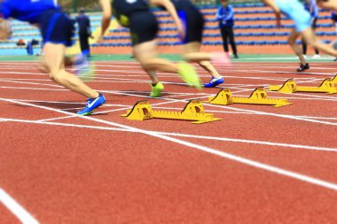 Spor karşılaşması, sporcular hızlı koşmaya başladı.