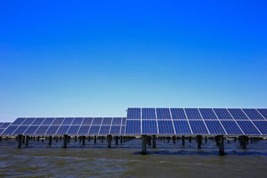 Su üzerindeki güneş panelleri