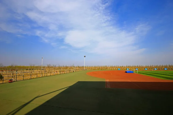 Okul Stadyumu Arkadaki Mavi Gökyüzü Beyaz Bulutları — Stok fotoğraf