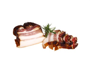 İtalyan jambonu mu İspanyol jamonu mu? Beyaz arka planda izole edilmiş kurutulmuş et.
