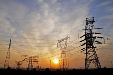 Yüksek voltajlı elektrik kulesi hattı