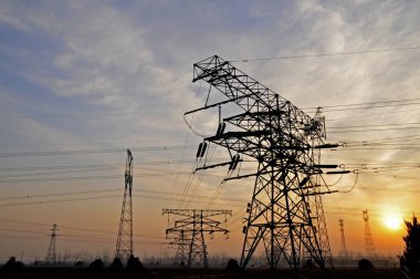 Yüksek voltajlı elektrik kulesi hattı