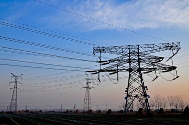 Yüksek voltajlı elektrik kulesi hattı