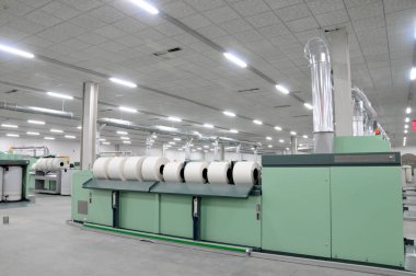 Atölyede dönen değirmen ekipmanları 