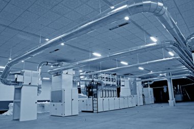 Atölyede dönen değirmen ekipmanları 