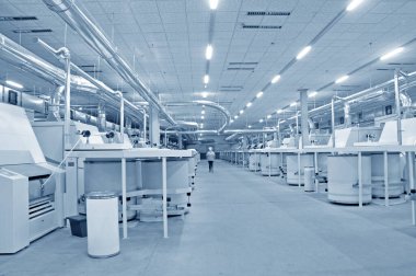 Atölyede dönen değirmen ekipmanları 