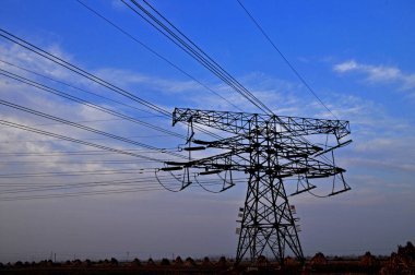 Yüksek voltajlı elektrik kulesi hattı